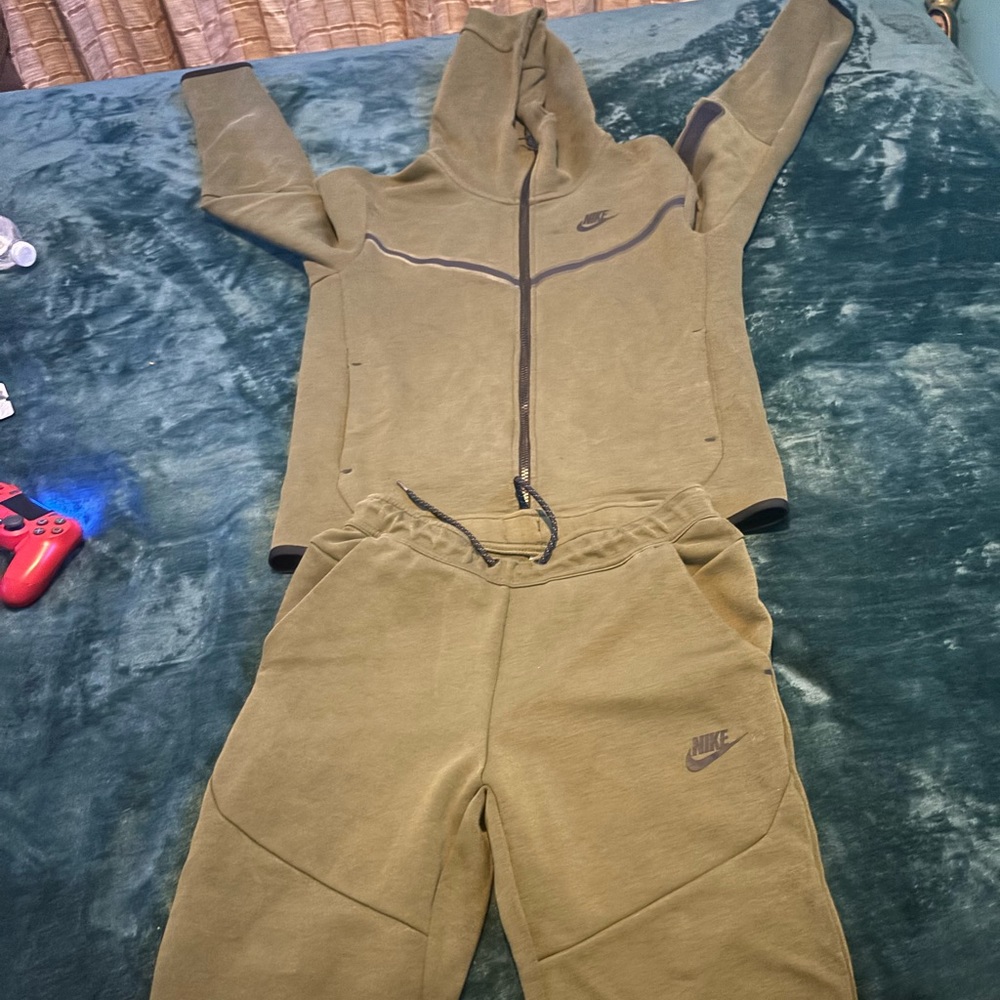 Nike tech green,got wrong size trying to sell it